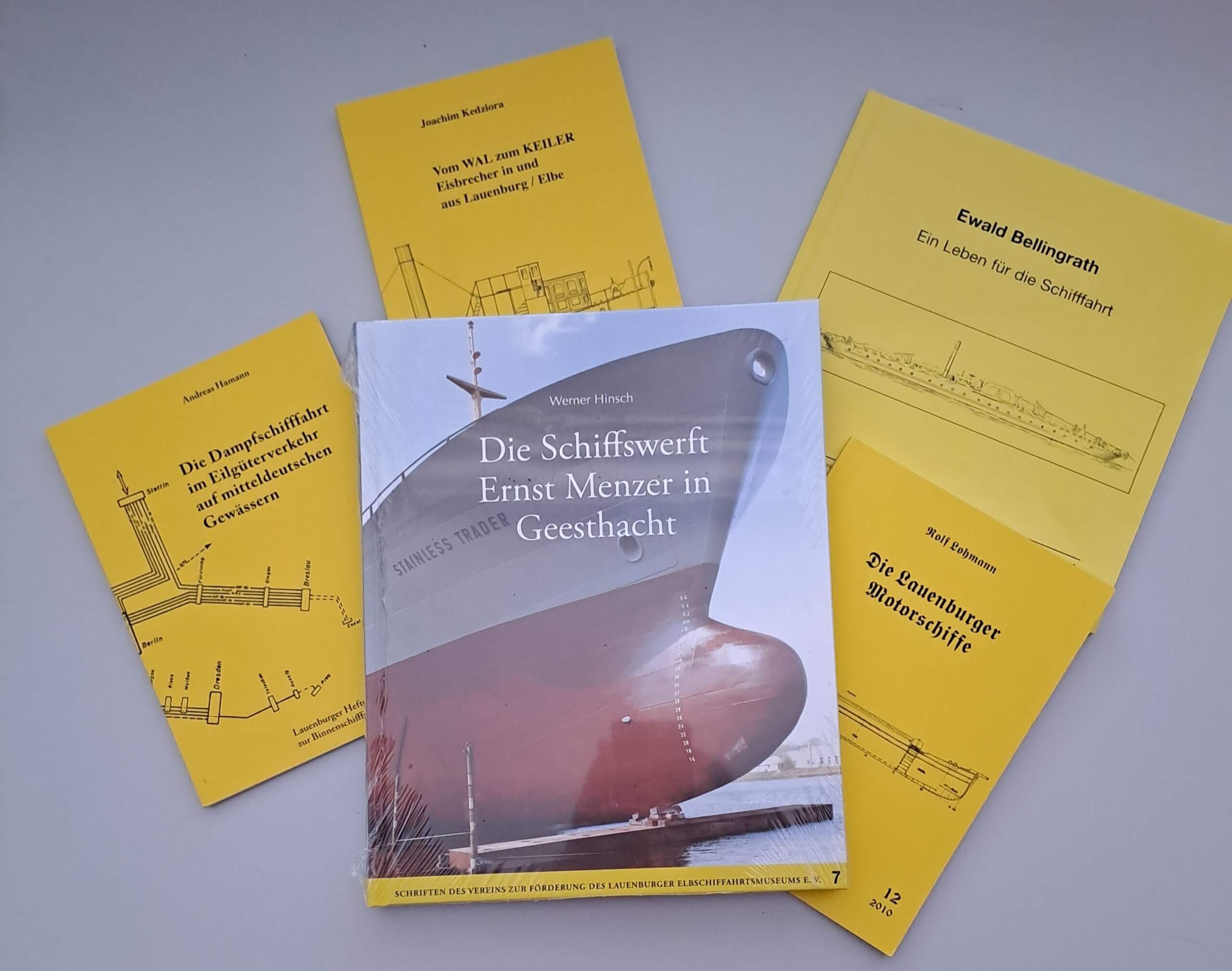Auswahl an Büchern und Lauenburger Heften